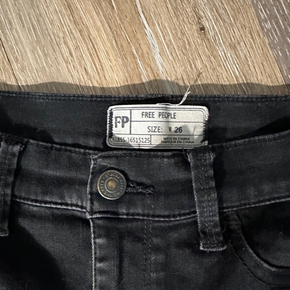 FREE PEOPLE Light Black Distressed Skinny Jeans SIZE 26 US 2 SMALL Knee Hole Emo - Picture 4 of 6